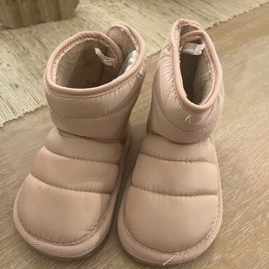 H&M girls toddler (4-5) winter boots w/ fur inside.